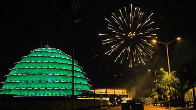 Feux d'artifice au-dessus du dôme multicolore du Kigali Convention Center.
