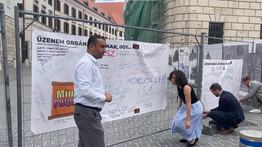 Elvitték az emberek üzeneteit a Orbán Viktornak: ez fogadja a miniszterelnököt a Karmelita kolostornál – videó