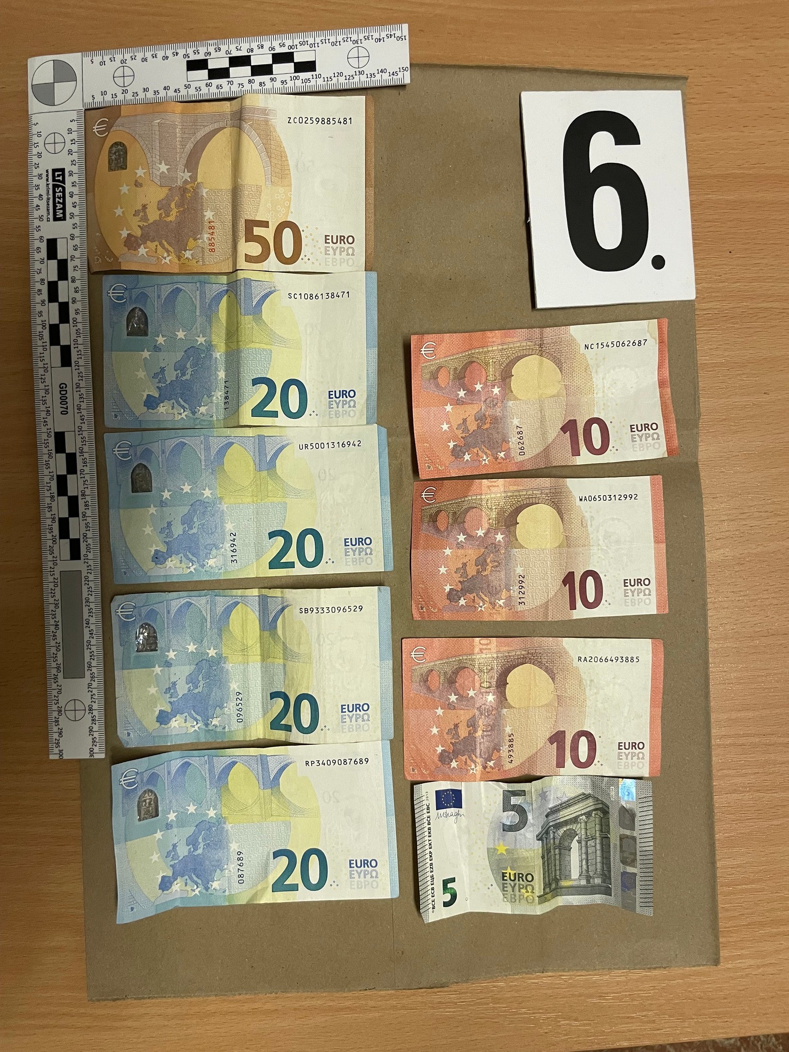 ÚIS obvinil dvoch policajtov, ktorí mali neoprávnene vyberať pokuty za rýchlosť.