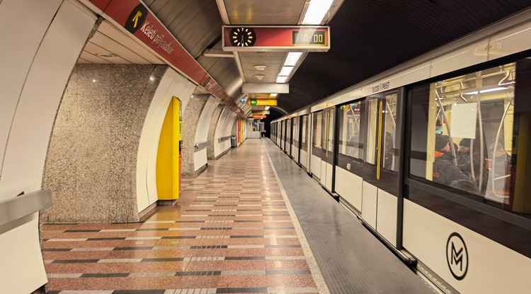 M2 metró a Keleti pályaudvarnál