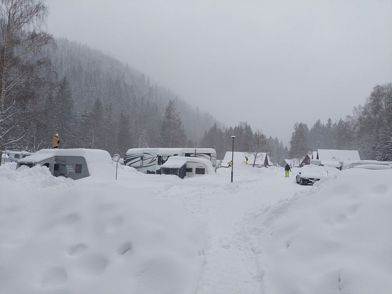 Na kempingu w weekend było sporo kamperów i przyczep. Nie brakowało także... śniegu!