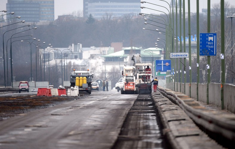 Na zdjęciu: Prace przy zdejmowaniu nawierzchni na moście Łazienkowskim w Warszawie<br><br>fot.  (zuz) PAP/Bartłomiej Zborowski