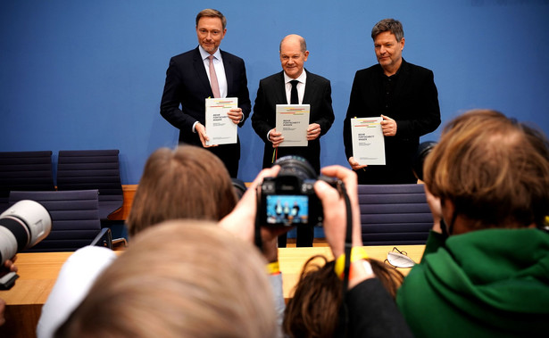 Olaf Scholz, Christian Lindner (L) i Robert Habeck (R)