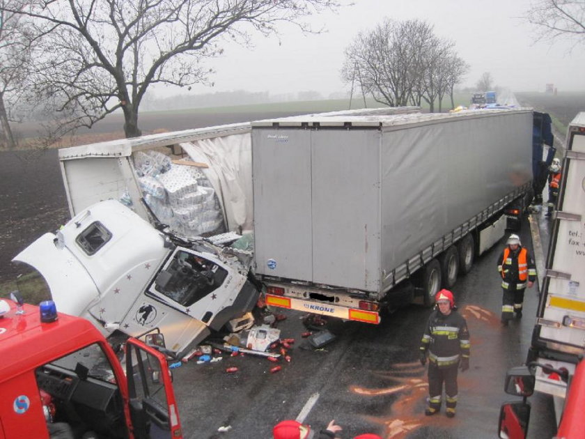 Zderzenie trzech TIR-ów. Kierowcy ciężko ranni