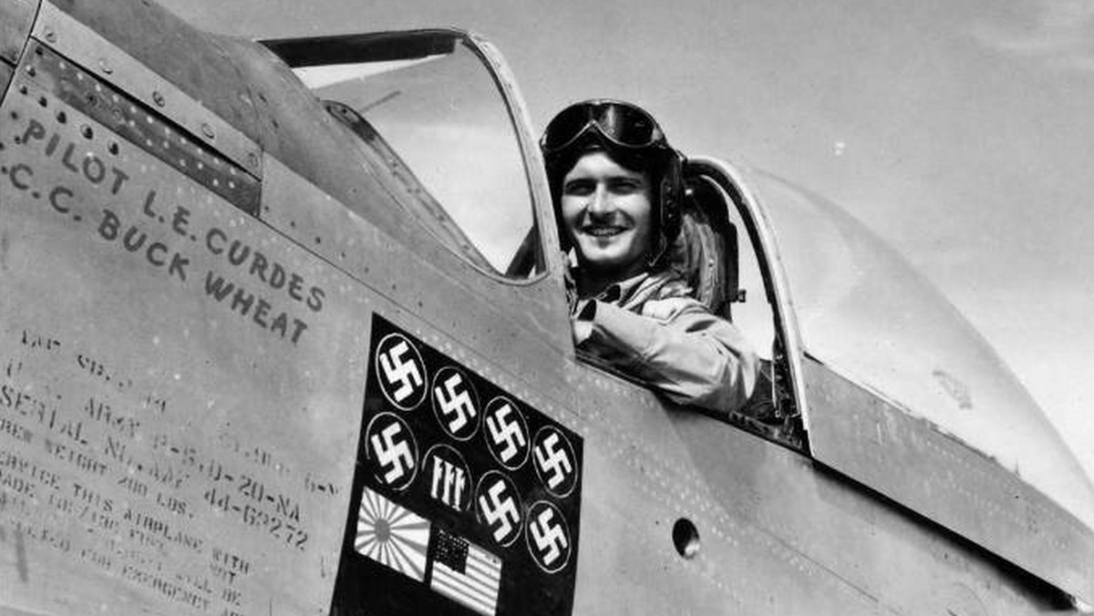 Kapitan Louis Curdes był jednym z niewielu pilotów, którym podczas II wojny światowej udało się zestrzelić samoloty wszystkich państw Osi (Niemiec, Włoch i Japonii). Był jedynym, który zestrzelił samolot amerykański otrzymując za to odznaczenie. Jak się okazało w samolocie tym była jego przyszła żona. Trudno w to uwierzyć, ale to prawdziwa historia.