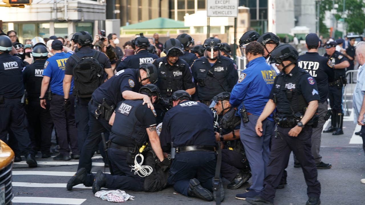 Masowe demonstracje w Nowym Jorku. "Policjanci otoczyli protestujących"