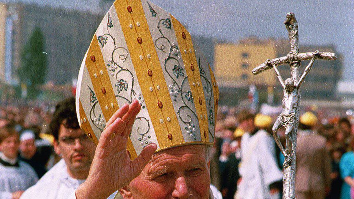 Ali Agca twierdzi, że rozkaz do przeprowadzenia zamachu na życie Jana Pawła II miał wydać mu osobiście ajatollah Ruhollah Chomeini. Takie twierdzenie Ali Agca zawarł w swojej autobiografii zatytułowanej "Obiecali mi raj", którą wydano we Włoszech. Po rewelacjach zamachowca, w sprawie głos zabrał Watykan. Zdaniem rzecznika Stolicy Apostolskiej, nie ma dowodów, że za zamachem stał Chomeini.