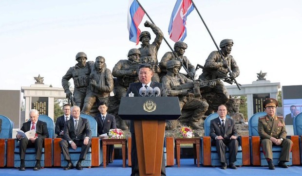 Kim je rekao da su „heroji" oni koji su „bez oklevanja izabrali samoubistvo... da bi odbranili veliku čast" | Foto: Reuters via KCNA