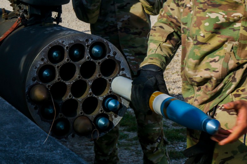 Wyrzutnia M261 (na zdjęciu) może pomieścić 19 pocisków Hydra kal. 70 mm. Łącznie śmigłowiec może zostać uzbrojony w cztery takie wyrzutnie. Na zdjęciu żołnierze z 12. Brygady Lotnictwa Bojowego US Army w trakcie ładowania rakiet do wyrzutni.