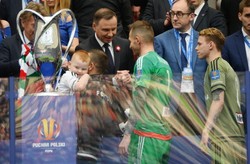 Kibice Legii i Lecha murem za Andrzejem Dudą. Gwizdy to dzieło "pikników"?