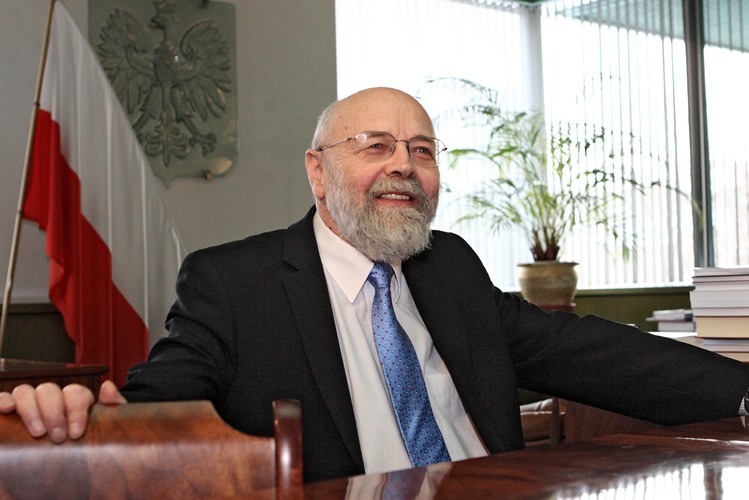 1. honorowe: Stanisław Dąbrowski - I prezes Sądu Najwyższego
<br><br>
Na miejsce honorowe w rankingu zasłuży całym swoim dorobkiem na rzecz sądownictwa polskiego. – Sędzia, który może być wzorem dla przyszłych pokoleń, człowiek, którego będzie bardzo trudno zastąpić, nieugięty strażnik sędziowskiej niezawisłości
– tak mówili ci, którzy 16 stycznia żegnali go na wojskowych Powązkach.
<br><br>
<a title=