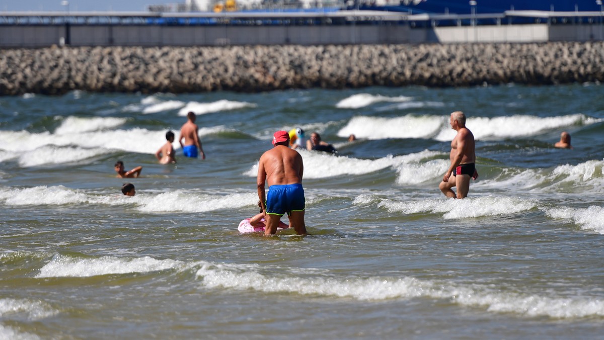 Na jednej z władysławowskich plaż ratownicy musieli wyprowadzać z wody pijanego mężczyznę, który uparcie wracał do wody, mimo obowiązującego zakazu kąpieli. W końcu interweniowała policja.