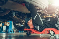 Chińskie auto zawiodło Janusza. W salonie usłyszał "może na wsi nie umiecie jeździć hybrydami"