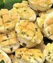 A vendégek már az ajtóban vannak? Dobd be a sütőbe, és 30 perc alatt megvan ez a csavaros pogácsa