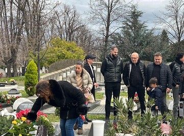 PORODICA NA GROBU PEVAČA U NEVERICI! Ćerka se slučajno savila i PRIMETILA PARČE PAPIRA među vencima - SVI POKUŠAVAJU DA OTKRIJU KO JE U PITANJU! (FOTO)