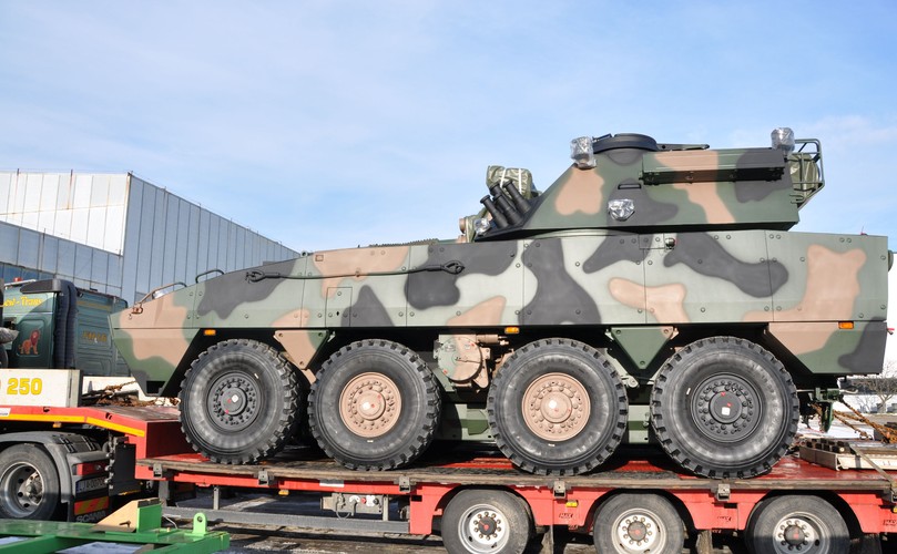 <strong>Samobieżne moździerze Raki</strong>
<br></br>
Także te „skorupiaki” produkowane są w Hucie Stalowej Wola. I choć są już dostarczane Wojsku Polskiemu (w sumie ma ich być 64), to problemy pojawiają się z amunicją do tego rodzaju broni. Miała je wyprodukować polska zbrojeniówka, ale jak większość projektów, idzie to z ogromnymi kłopotami i opiera się w dużej mierze na importowaniu znacznej części komponentów (w tym wypadku od naszych południowych sąsiadów). Wypada mieć nadzieję, że to po prostu choroby wieku dziecięcego i że za kilka lat wszystko się ułoży.
<br></br>