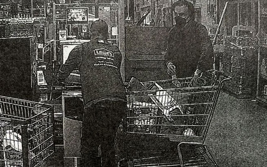 Brajan 1. januara kupuje sredstva za čišćenje, ali i hladna oružja