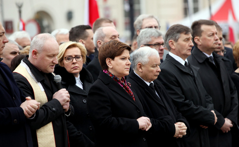 Sawicki uważa, że za identyfikacje z pewnością „nie odpowiada ani premier, ani marszałkowie”, a „ludzie, którzy tam byli, którzy byli na miejscu i sprawdzali”.