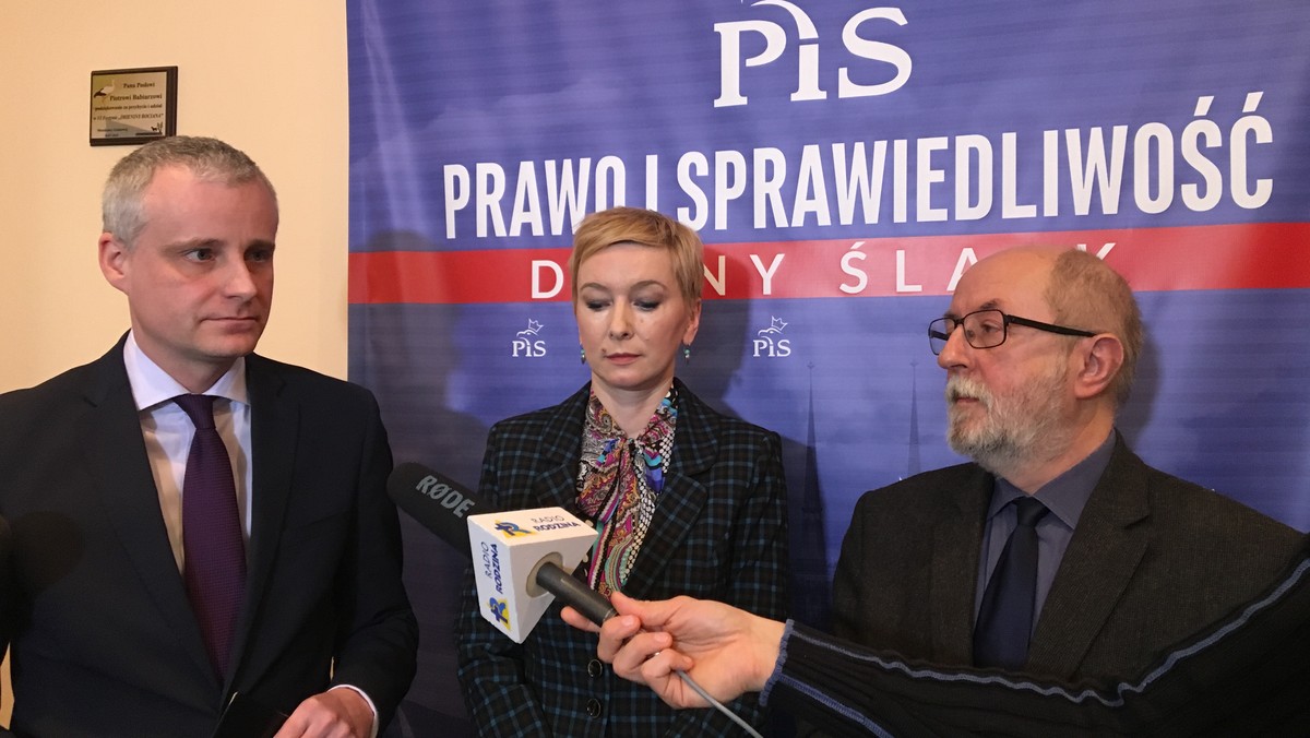 Piotr Babiarz, dotychczasowy szef PiS we Wrocławiu, zrezygnował z członkostwa w partii. W specjalnym oświadczeniu poinformował, że na jego odejściu z PiS zaważyły względy osobiste. Zdaniem wrocławskich polityków prawdziwym powodem rezygnacji Babiarza jest afera w PCK.