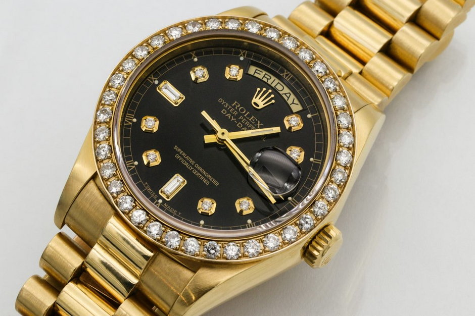 Złoty zegarek Rolex pokryty diamentami w okolicach tarczy