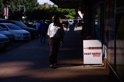 Bezpłatna edukacja w Zambii. Uczniowie są gotowi marznąć i siedzieć w ścisku, byle móc się uczyć