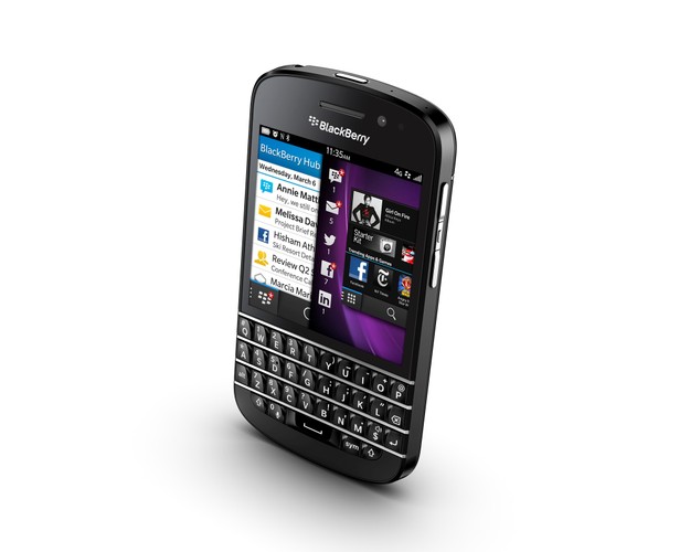 <b>BlackBerry Q10</b>
<br><br>
Procesor: dwurdzeniowy Snapdragon S4+ 1,5GHz
<br>
Ekran: SuperAMOLED, 720×720, dotykowy, pojemnościowy, przekątna 3,1″
<br>
Aparat: tylny 8MPX z AF, diodą LED, rejestracją wideo 1080p, przedni 2 MPX, 720p
<br>
Pamięć: 2GB RAM, 16GB wbudowanej pamięci, gniazdo na karty microSD 64 GB
<br>
WiFi: 802.11 a/b/g/n, dwuzakresowe – 2,4/5GHz
<br>
Bateria: 2100 mAh
<br>
Łączność: NFC, microUSB, microHDMI, Bluetooth 4.0, 4G LTE, GPS
<br>
Wymiary: 119,6 x 66,8 x 10,3 mm