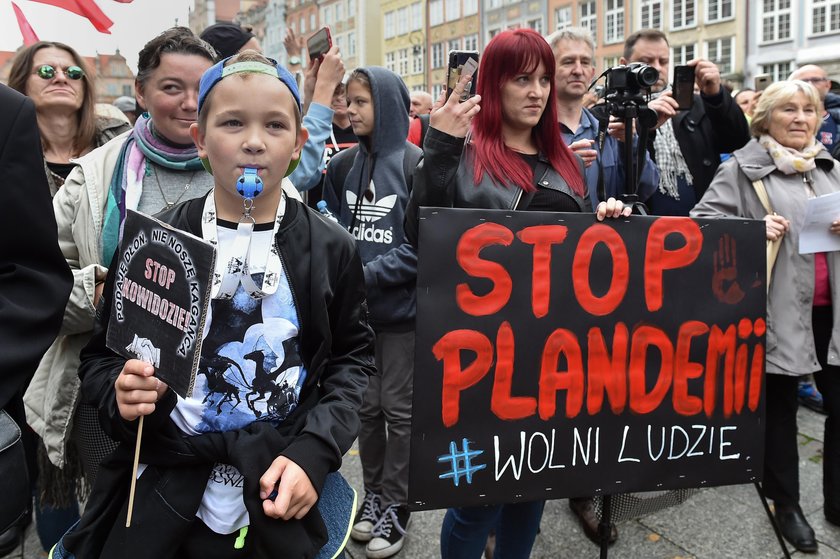 Uważają, że pandemii nie ma i protestują. Szokujące obrazki z Polski