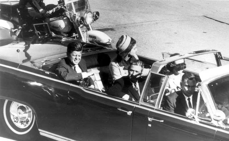 Prezydent USA John Fitgerald Kennedy z małżonką Jacqueline w Dallas, na chwilę przed zamachem