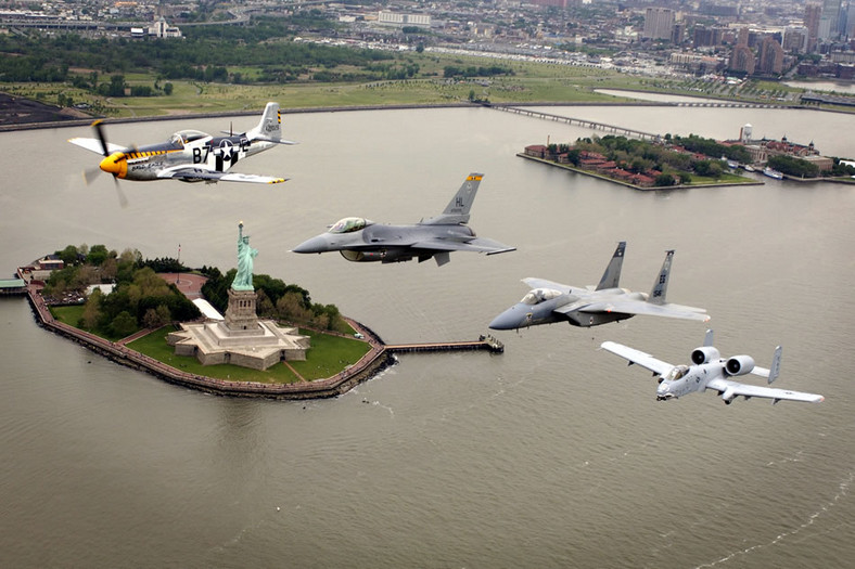 P-51 prowadzący F-16 Fighting Falcon, F-15 Eagle i A-10 Thunderbolt II