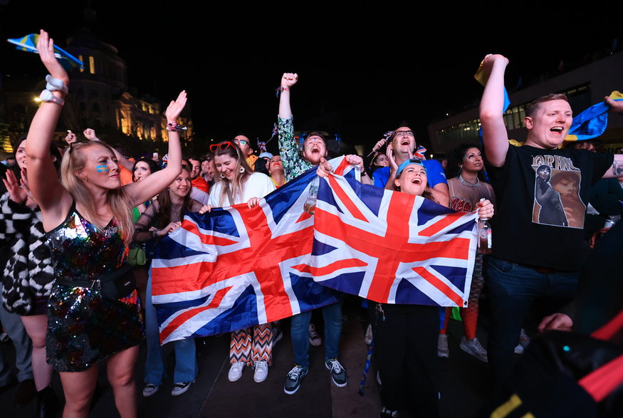 Brytyjscy fani podczas finału Eurowizji w wiosce Eurowizji w Liverpoolu, 13 maja 2023 r.
