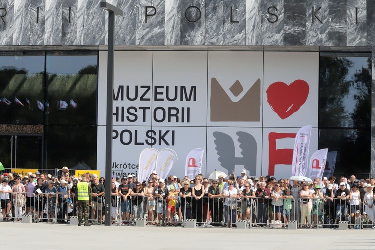 Publiczność podczas uroczystego otwarcia nowej siedziby Muzeum Wojska Polskiego