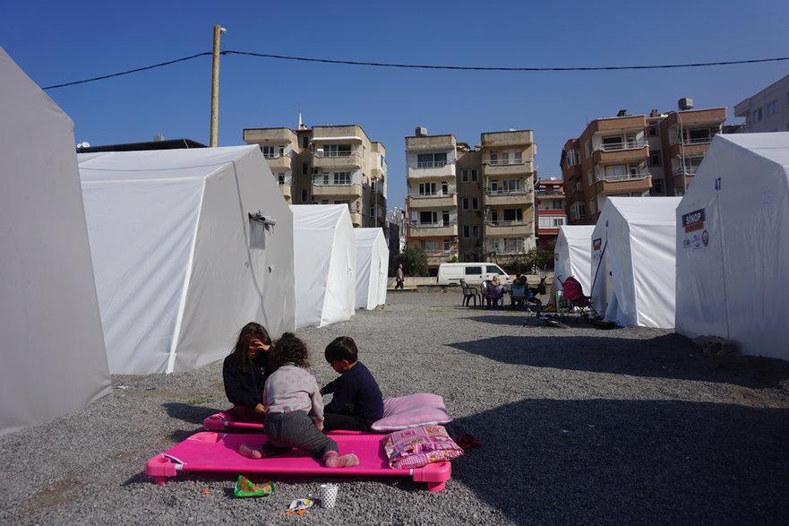 W Turcji na skwerach, targach i  w parkach wyrosły miasteczka namiotowe organizacji pomocowych.