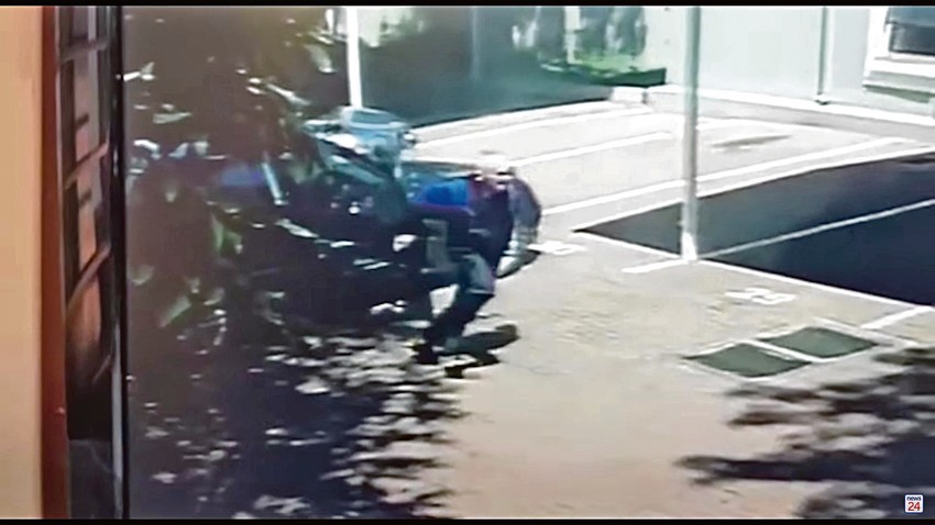 1. Đorđević istrčava iz svog "mercedesa"