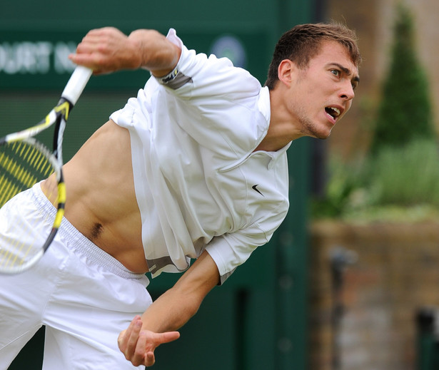 Janowicz wygrał pojedynek z Ernestsem Gulbisem w drugiej rundzie turnieju w Wimbledonie