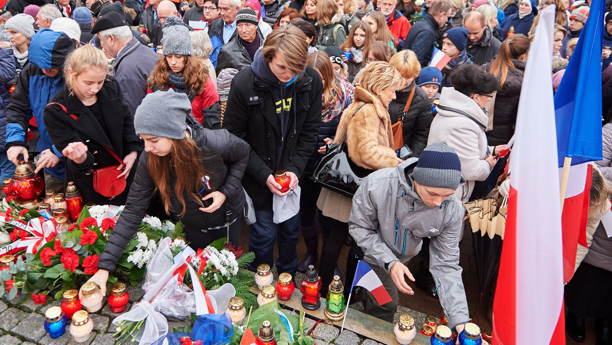 Około tysiąca osób wzięło udział w marszu solidarności z rodzinami ofiar zamachów w Paryżu zorganizowanym dziś w Gdyni. W tym samym czasie w Gdańsku odbył się marsz środowisk prawicowych przeciwko imigrantom, gdzie doszło do przepychanek z policji i zatrzymano cztery osoby.