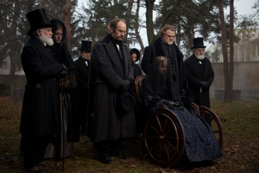 Pored Kjuzaka, u filmu igraju Alis Iv, Luk Evans i Brendon Glison