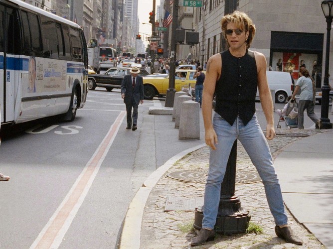 Jon Bon Jovi na rogu Fifth Avenue i 58th Street w Nowym Jorku (marzec 1993)