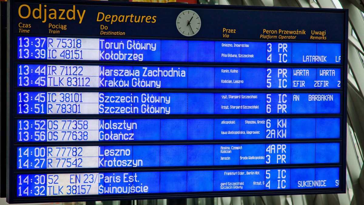 Dwujęzyczne polsko-niemieckie tablice zawisły ponownie na stacjach PKP w Chrząstowicach i Dębskiej Kuźni (Opolskie). Takie tablice wisiały już na trzech stacjach gm. Chrząstowice w 2012 r., ale zdjęto je w związku z remontem linii kolejowej.