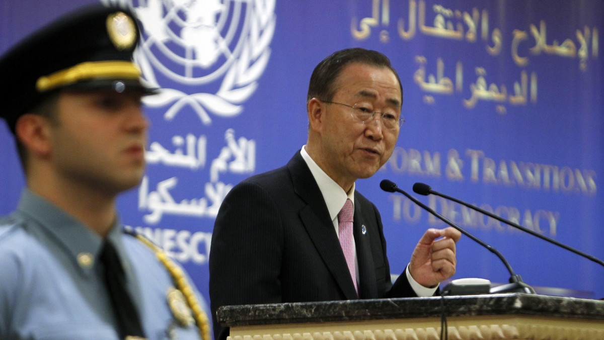 Sekretarz generalny ONZ Ban Ki Mun wezwał prezydenta Syrii Baszara el-Asada, by "przestał zabijać swych obywateli" i powstrzymał tłumienie przemocą trwających od 10 miesięcy antyrządowych protestów. W działaniach tych zginęło według ONZ ponad 5 tys. ludzi.