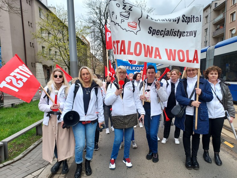 Irena (druga od lewej) podkreśla, że cena zawodu pielęgniarki jest wysoka, dlatego domagają się godnego wynagrodzenia