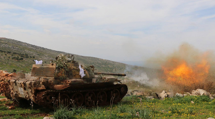 Török harckocsi tüzel az YPG állásaira / Fotó: AFP