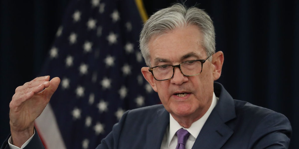 Wśród ostatnich wydarzeń będących źródłem niepokoju dla Fed Jerome Powell wymienił wprowadzenie nowych taryf na import z Chin, dalsze oznaki globalnego spowolnienia, zwłaszcza w Niemczech i w Chinach, coraz większe prawdopodobieństwo twardego brexitu, wzrost napięć w Hongkongu i rozpad koalicji rządowej we Włoszech.