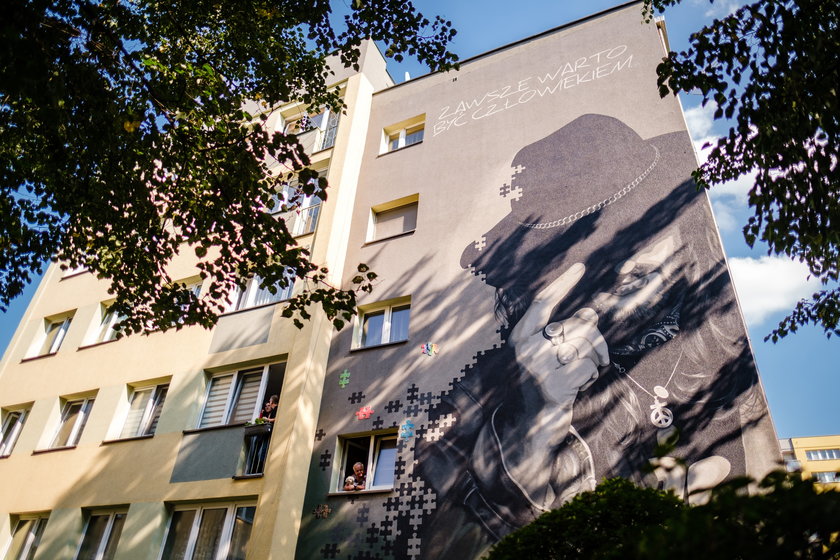 Mural z Ryszardem Riedlem zdobi blok w Tychach. Miejsce nie jest przypadkowe