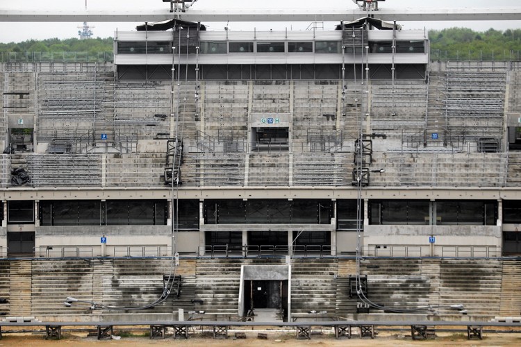 Modernizacja stadionu ma zakończyć się w 2015 roku i kosztować 586 mln złotych. Na zdjęciu spikerka i loże honorowe