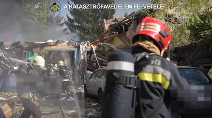 Egy kétszáz négyzetméteres autószerelő műhelyben történt robbanás, majd keletkezett tűz /Fotó: YouTube