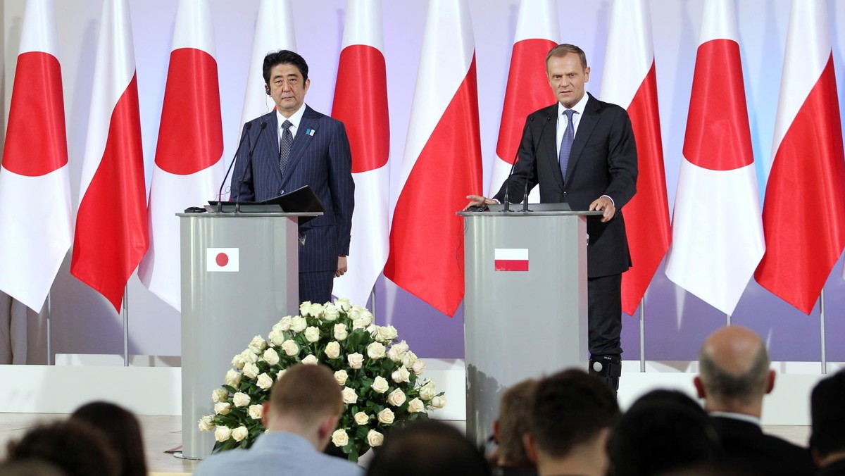 Wizyta premiera Japonii w Warszawie przejdzie do historii i będzie kamieniem milowym polsko-japońskich relacji - ocenił w niedzielę premier Donald Tusk. Shinzo Abe uważa, że Polska i Japonia muszą rozwijać wzajemną współpracę m.in. w zakresie obronności.