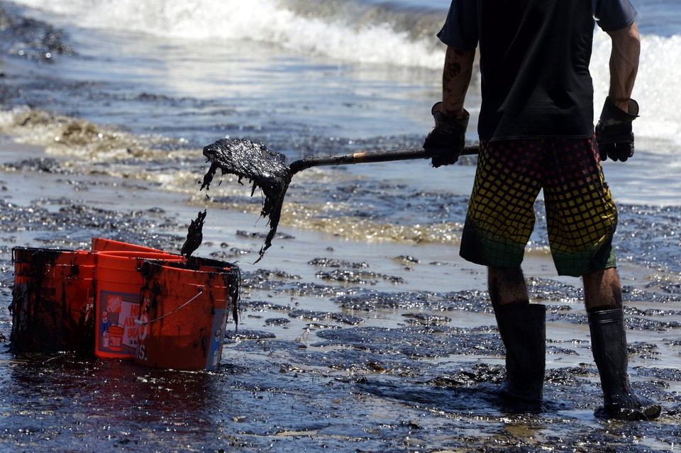 USA CALIFORNIA OIL SPILL (Oil spill on beach near Santa Barbara)