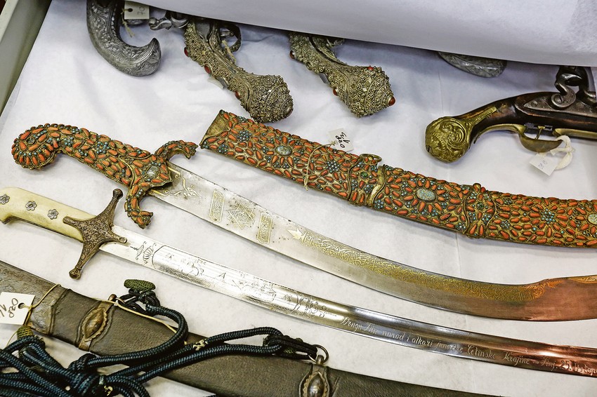  U trezoru se nalazi velika zbirka poklona od slonovače (slika gore), a vredan poklon je i Sinan-pašina (naredio da se spale mošti Svetog Save) sablja (slika levo) koju je Tito dobio kao počasni građanin Sarajeva