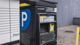 Warszawa rozszerza strefę płatnego parkowania. Kiedy kierowców czekają zmiany?