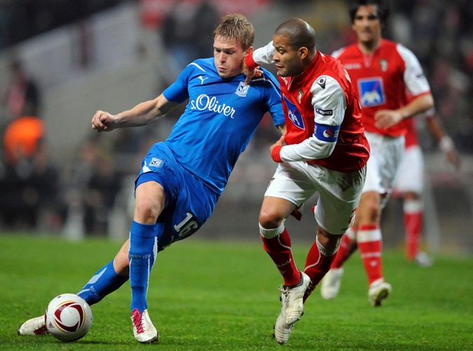 Rodriguez ze Sportingu próbuje odebrać piłkę Artjomsowi Rudnevsowi z Lecha